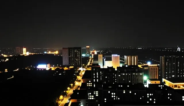 品牌策略在管理咨询中的两种实践路径比较